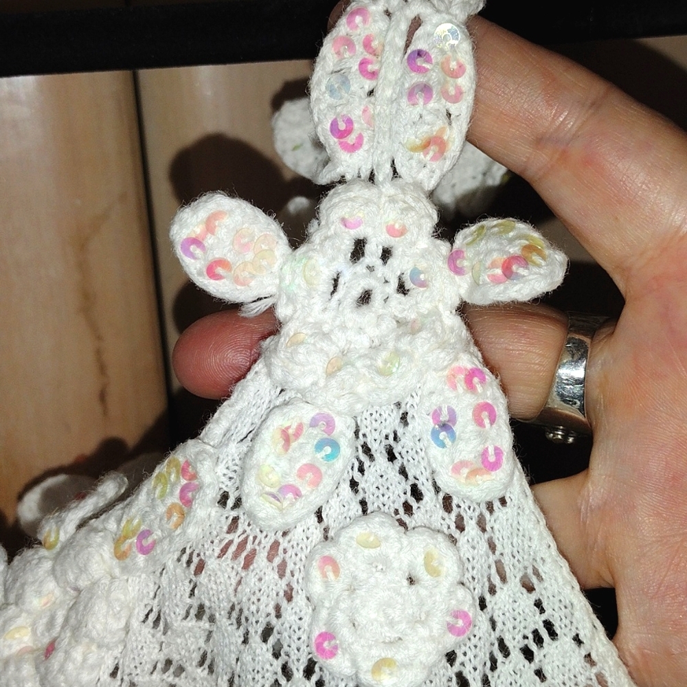 💥VINTAGE Newport News White Knit Tank Top With Delicate Sequin Crochet Flowers - Picture 7 of 13